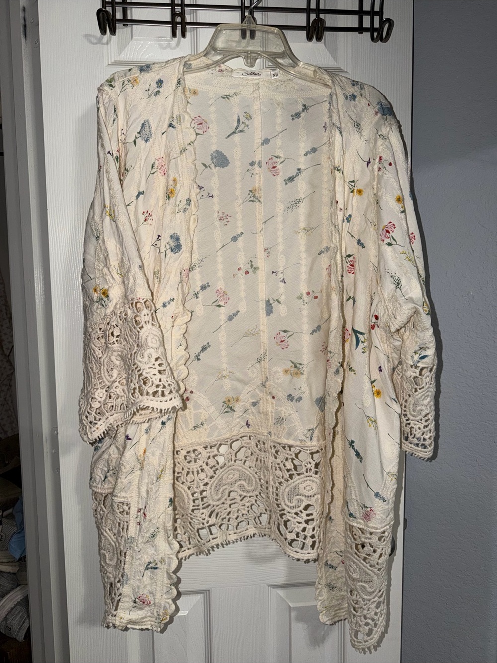 Lace-Trim Floral kimono- Cream